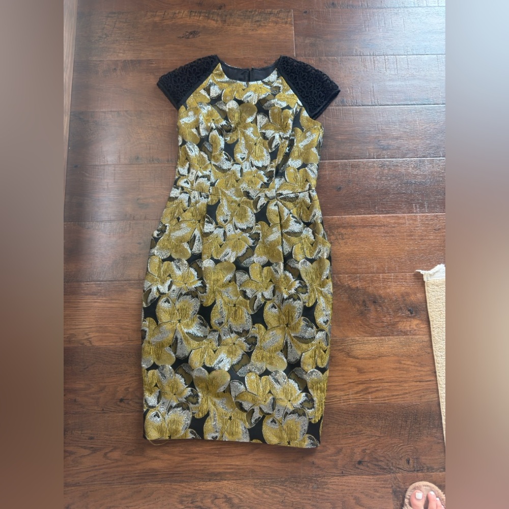 Carmen Marc Valvo Yellow and Green Sheath Dress Short Sleeve Crew Neck Midi